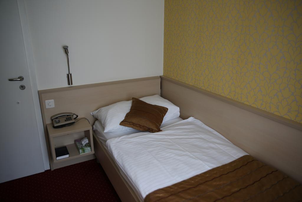 Hotel Schlussel Binningen エクステリア 写真