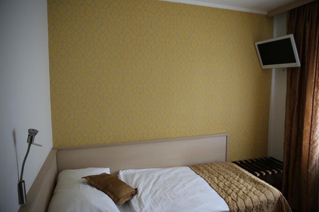 Hotel Schlussel Binningen エクステリア 写真